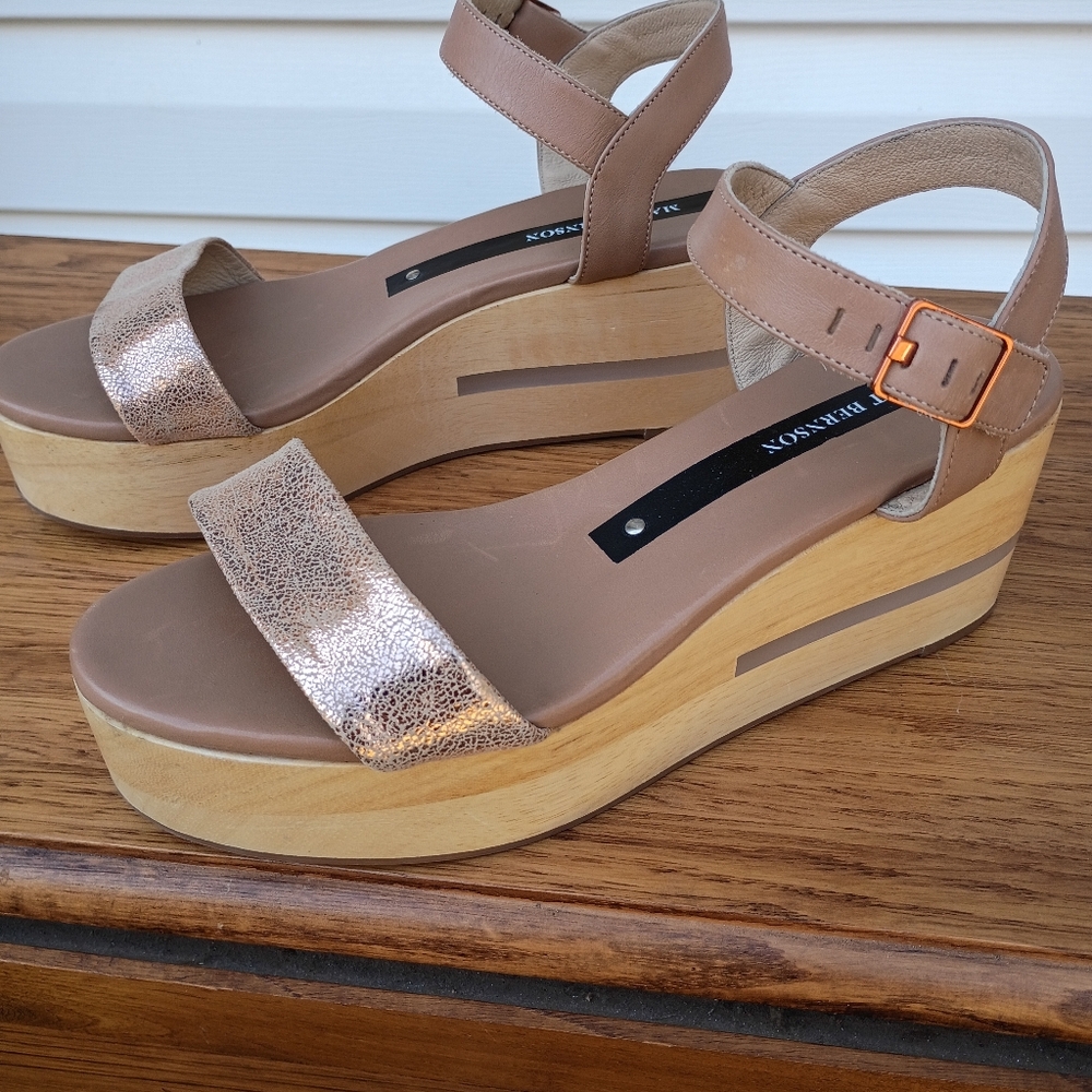 MATT BERSON SZ 8B TAN/GOLD METTALLIC *BRAZIL* BEAUTIFIL WOODEN HEEL SANDALS
